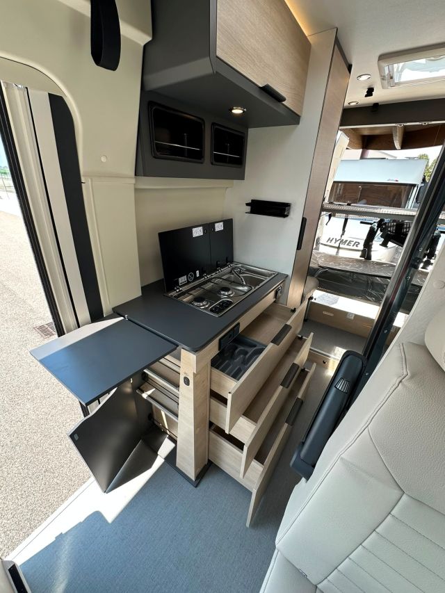 10 Guglielmi camper nuovi - Dreamer Camper Five-cucina laterale in linea (aperta)