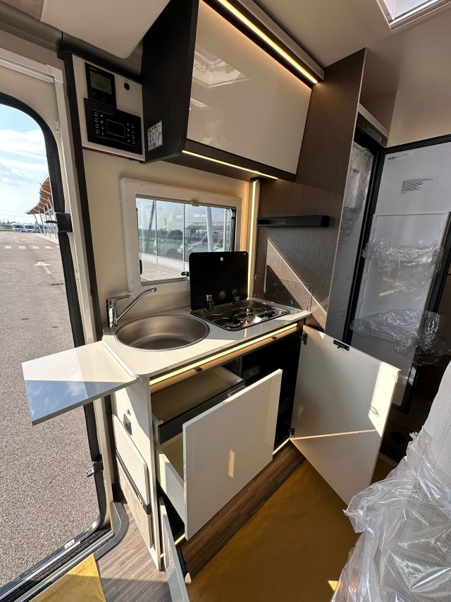 10 Guglielmi camper nuovi - Elnagh Baron Compact 539-cucina laterale in linea (aperta)