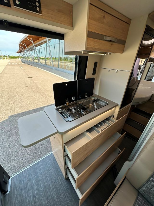 10 Guglielmi camper usati - Dethleffs Globetrail 640 ER-cucina laterale in linea (aperta)
