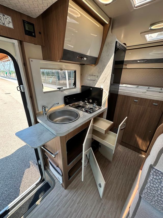 10 Guglielmi camper usati - Elnagh Baron 531-cucina laterale in linea (aperta)