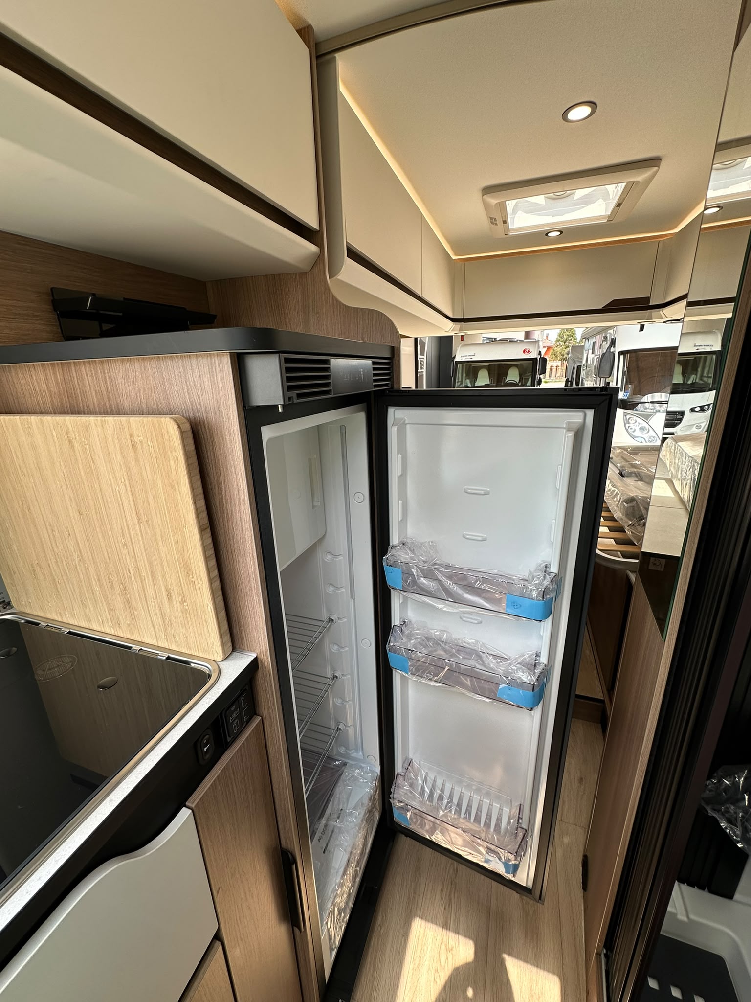 11 Guglielmi camper nuovi - Dreamer D68 Select 20° Anniversario-frigo e cella