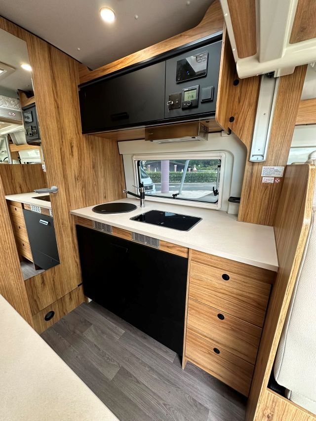 11 Guglielmi camper nuovi - Font Vendome Horizon H300-cucina laterale in linea (chiusa)