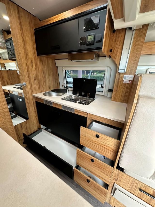 12 Guglielmi camper nuovi - Font Vendome Horizon H300-cucina laterale in linea (aperta)