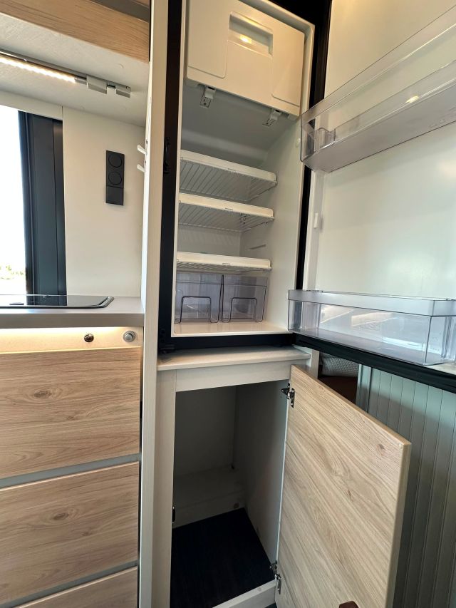 12 Guglielmi camper usati - Dethleffs Globetrail 640 ER-frigo e armadio