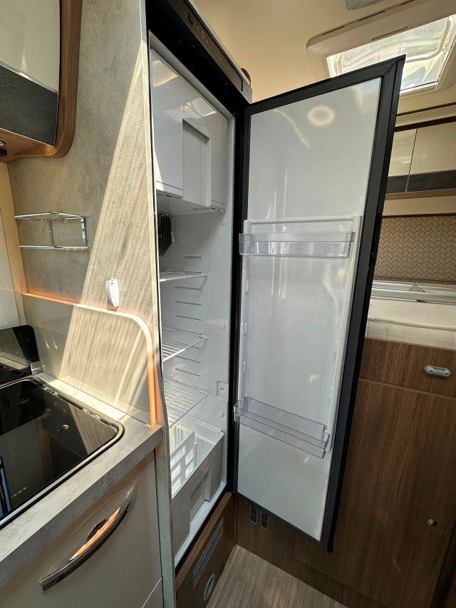 12 Guglielmi camper usati - Elnagh Baron 531-frigo e cella