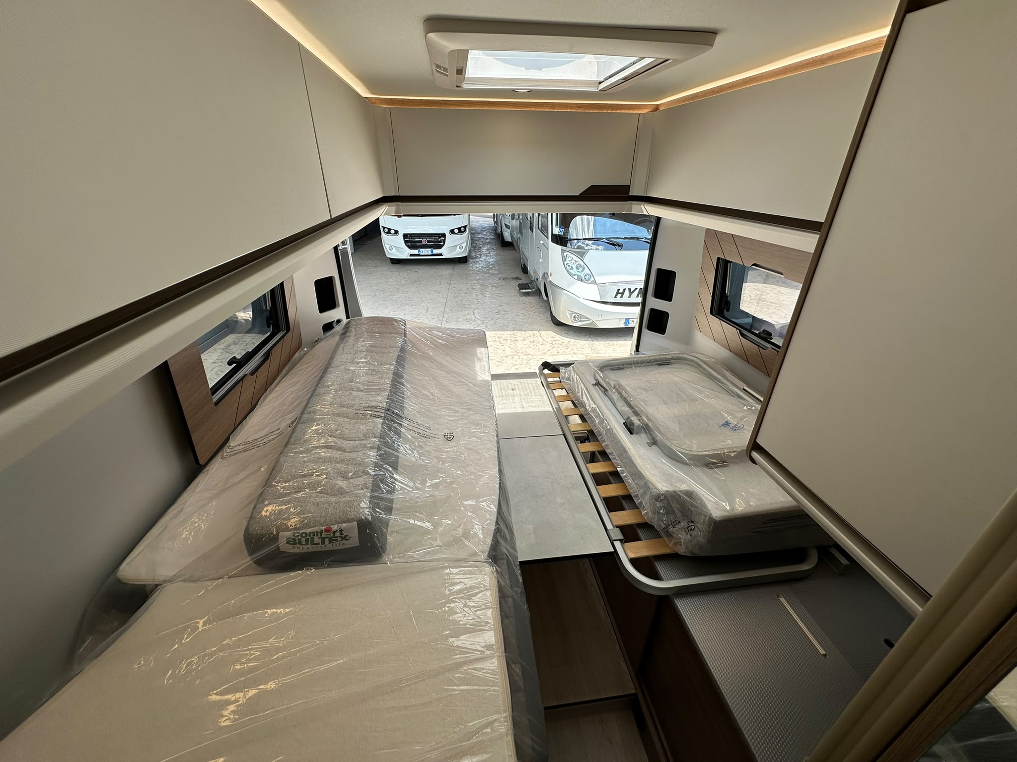 13 Guglielmi camper nuovi - Dreamer D68 Select 20° Anniversario-letti gemelli2