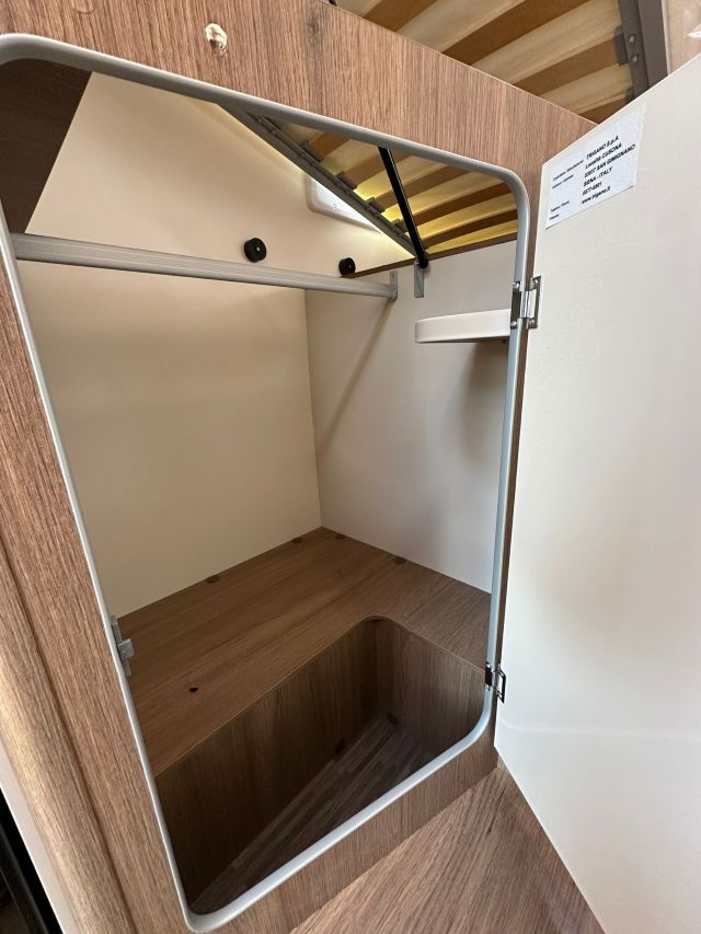 14 Guglielmi camper nuovi - Elnagh Baron Compact 539-vano sotto letto lato passeggero