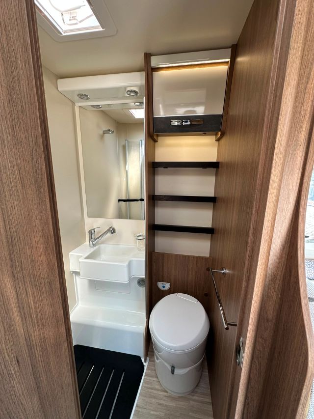 15 Guglielmi camper usati - Elnagh Baron 531-bagno e doccia laterali