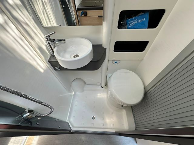 16 Guglielmi camper nuovi - Dreamer Camper Five-bagno e doccia laterali