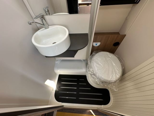 16 Guglielmi camper nuovi - Elnagh Baron Compact 539-bagno e doccia laterali