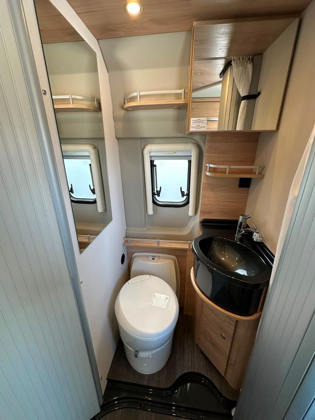16 Guglielmi camper usati - Dethleffs Globetrail 640 ER-wc e lavello