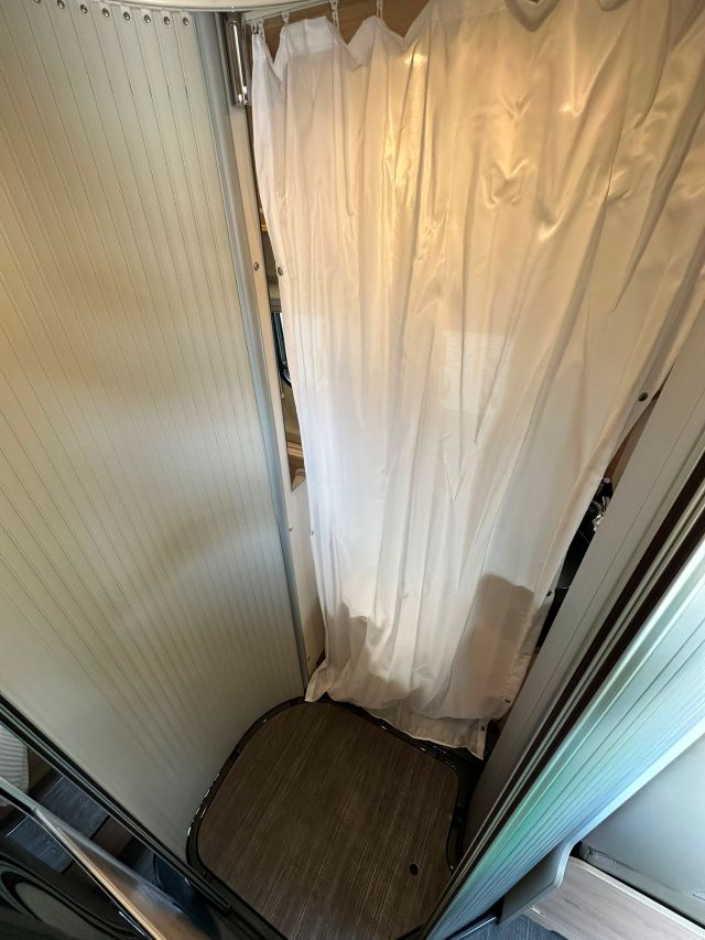 17 Guglielmi camper usati - Dethleffs Globetrail 640 ER-doccia