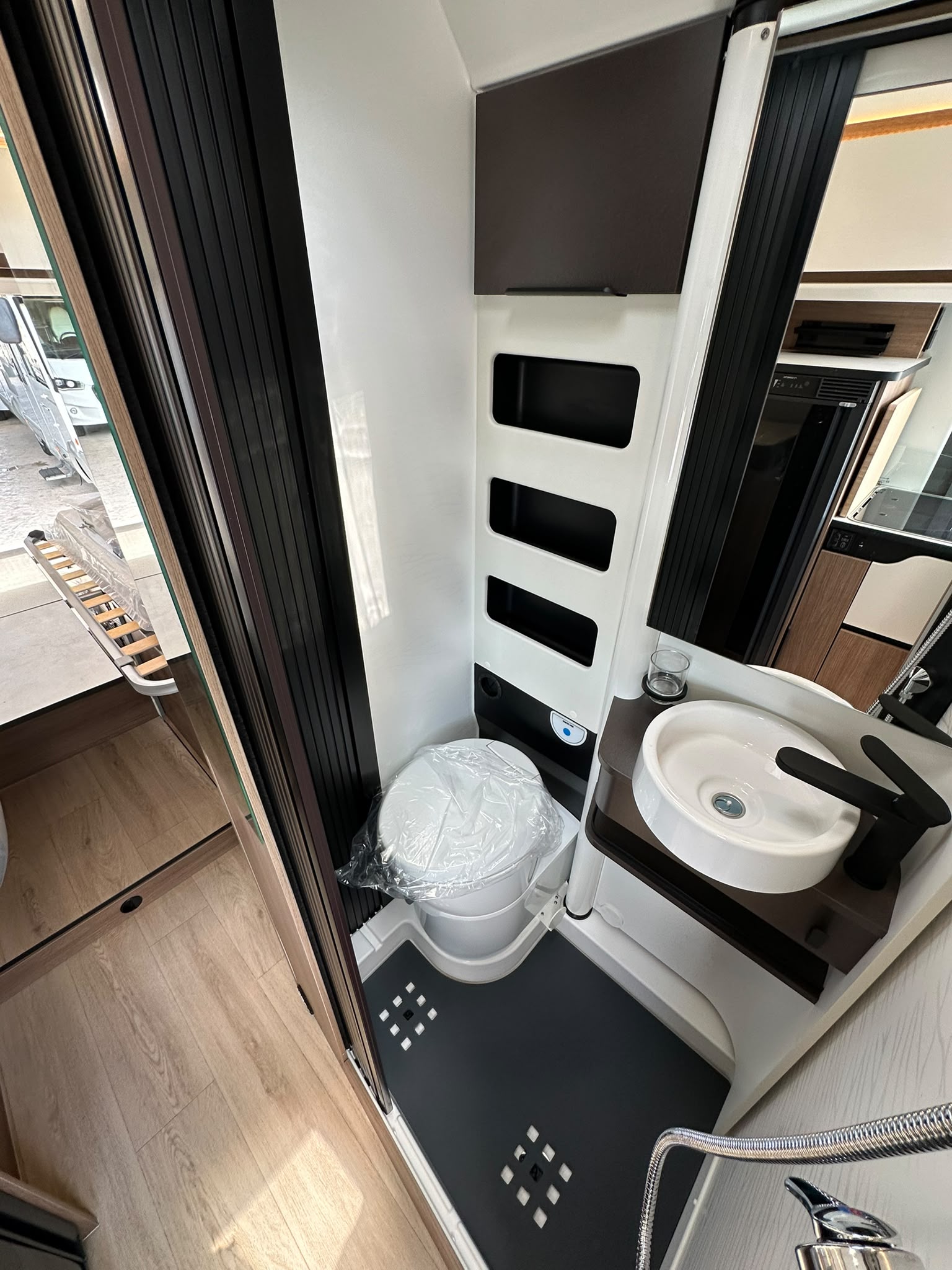 19 Guglielmi camper nuovi - Dreamer D68 Select 20° Anniversario-wc e lavello