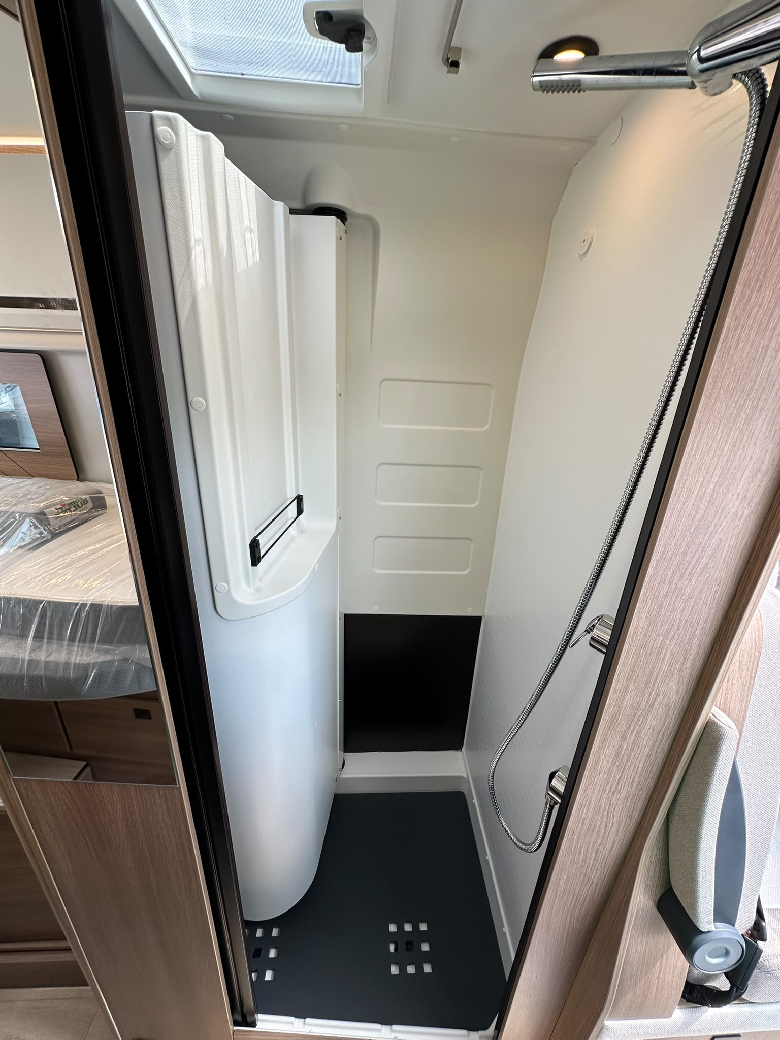 20 Guglielmi camper nuovi - Dreamer D68 Select 20° Anniversario-doccino