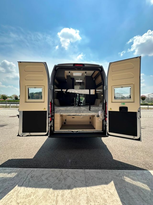 3 Guglielmi camper nuovi - Dreamer Camper Five-portellone posteriore1