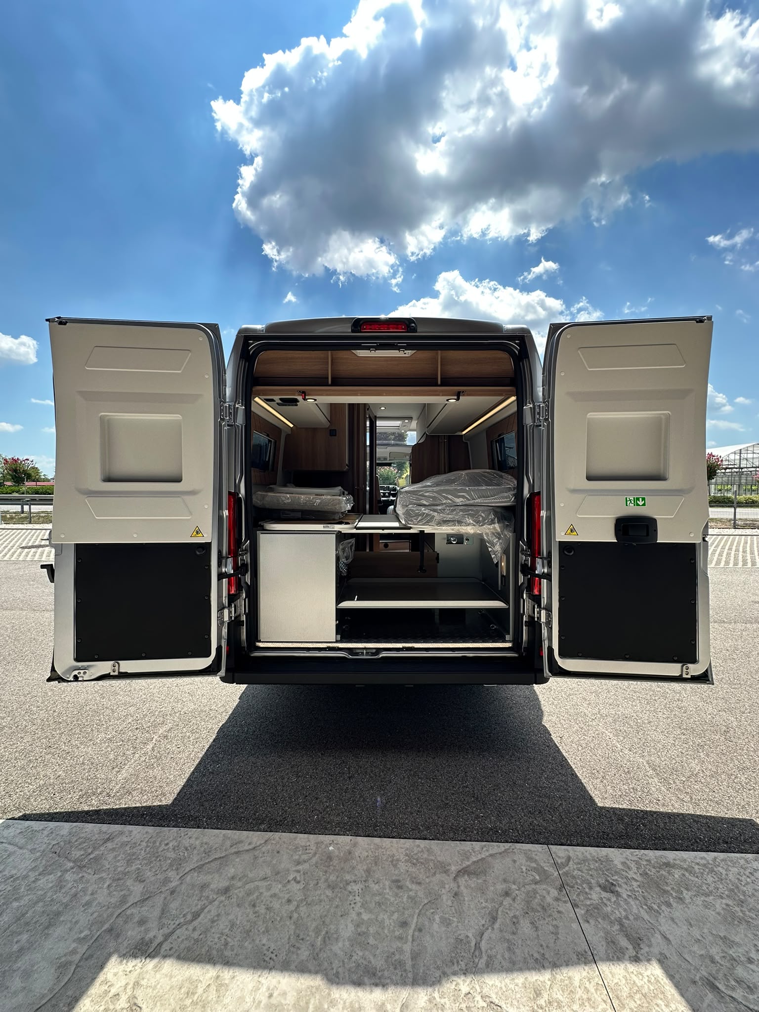 3 Guglielmi camper nuovi - Dreamer D68 Select 20° Anniversario-portellone posteriore1