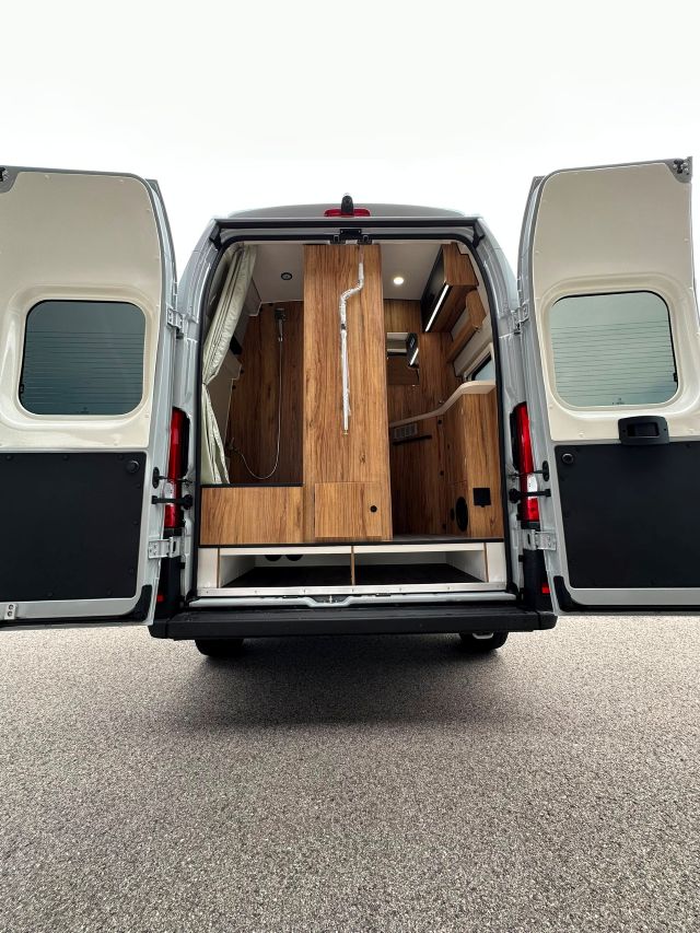3 Guglielmi camper nuovi - Font Vendome Horizon H300-portellone posteriore1