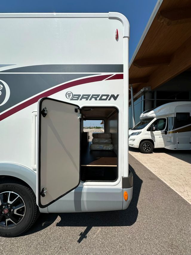 3 Guglielmi camper usati - Elnagh Baron 531-garage1
