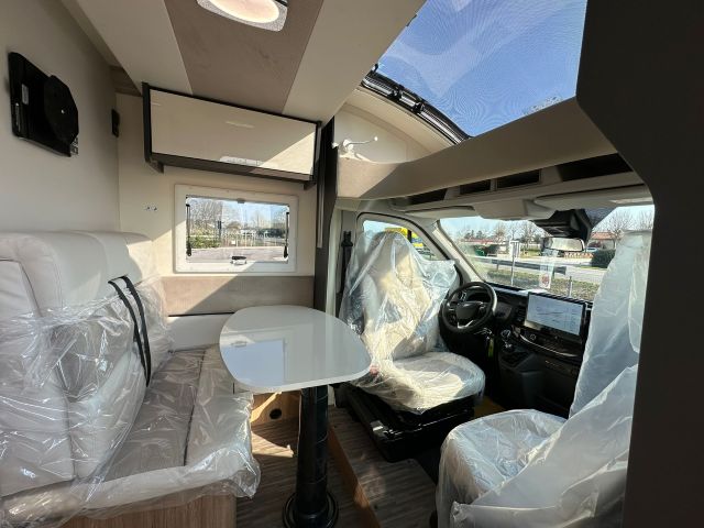 5 Guglielmi camper nuovi - Elnagh Baron Compact 539-dinette1