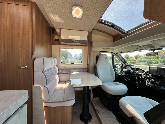 5 Guglielmi camper usati - Elnagh Baron 531-dinette1