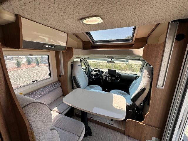 6 Guglielmi camper usati - Elnagh Baron 531-dinette2