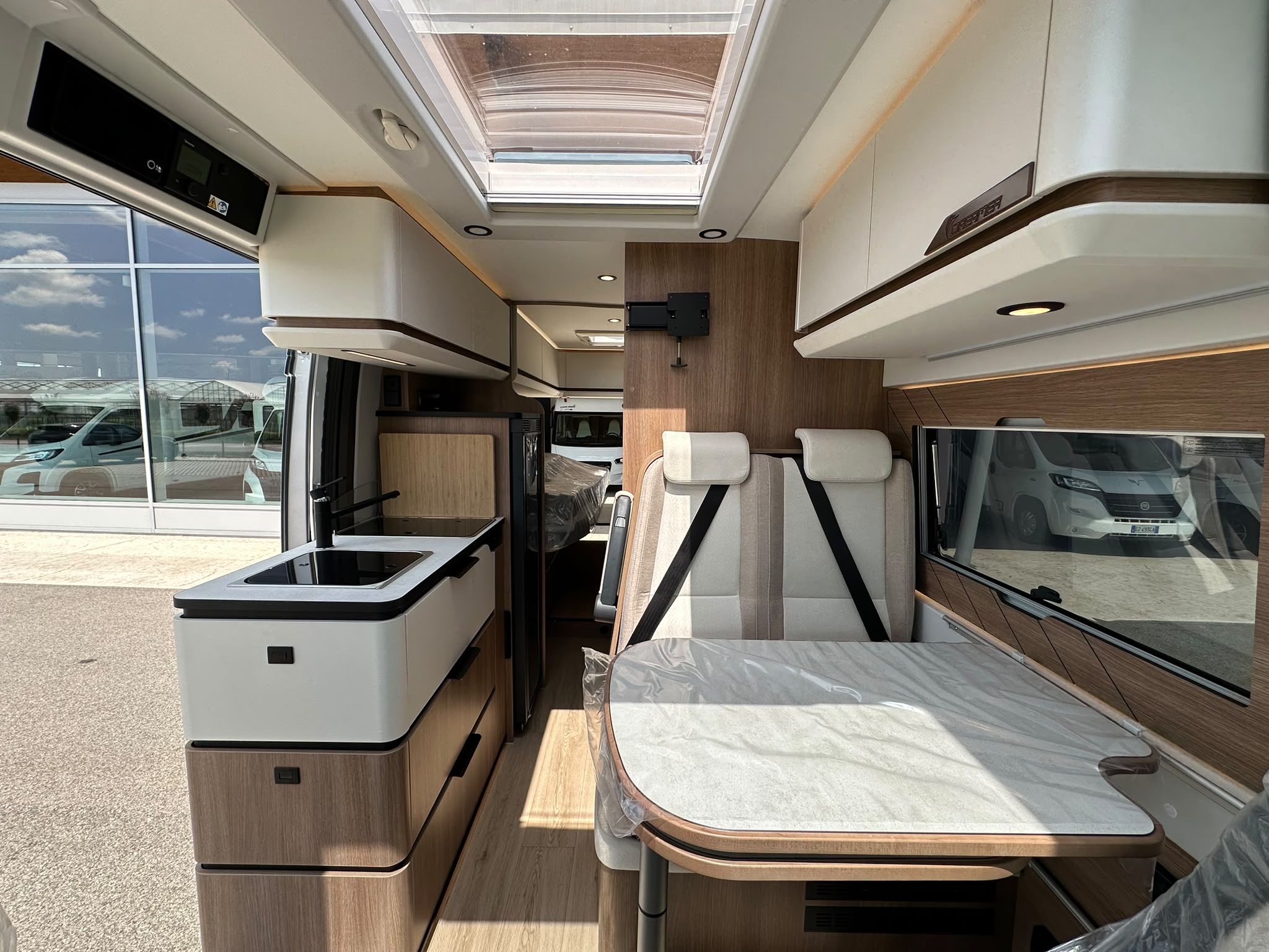 7 Guglielmi camper nuovi - Dreamer D68 Select 20° Anniversario-dinette, cucina e letti gemelli