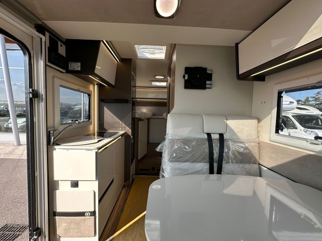 8 Guglielmi camper nuovi - Elnagh Baron Compact 539-dinette, cucina e letti gemelli