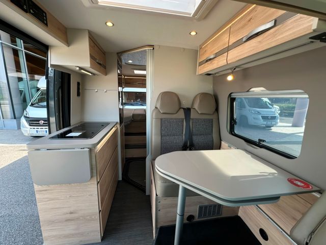 8 Guglielmi camper usati - Dethleffs Globetrail 640 ER-dinette, cucina e letti gemelli