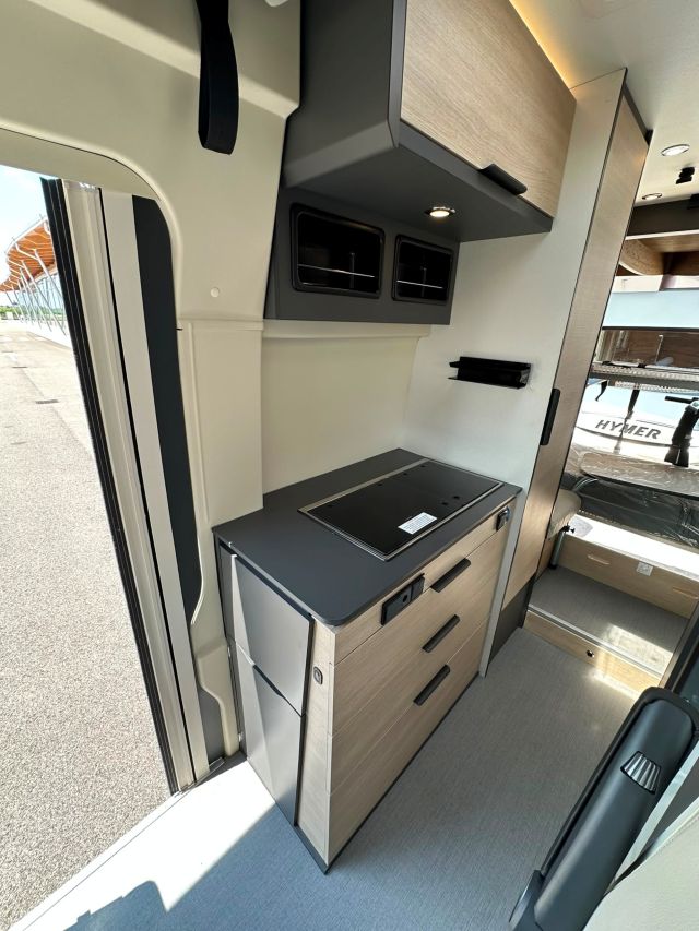 9 Guglielmi camper nuovi - Dreamer Camper Five-cucina laterale in linea (chiusa)