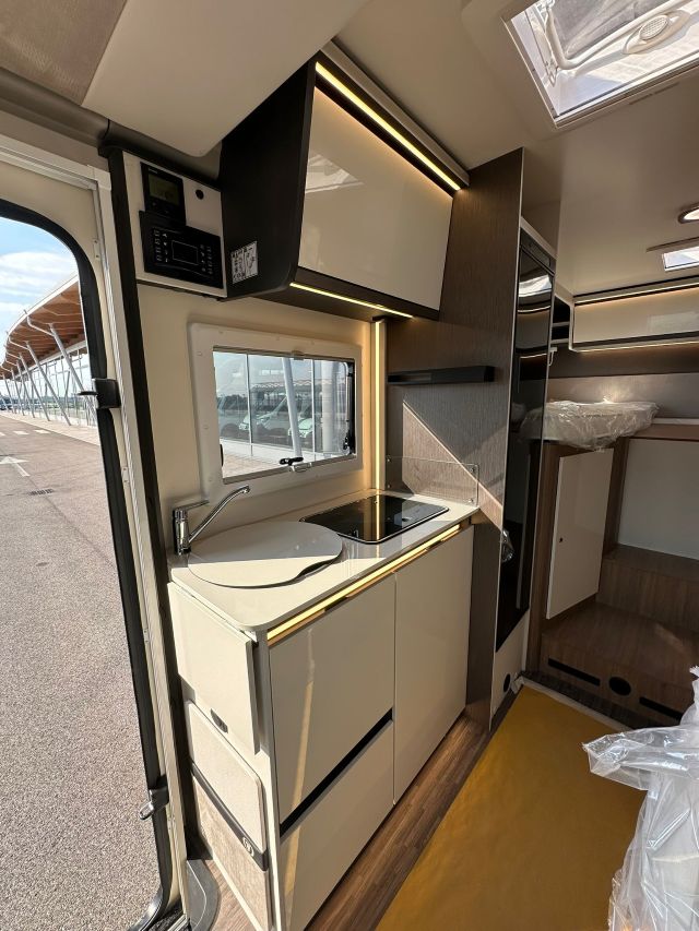 9 Guglielmi camper nuovi - Elnagh Baron Compact 539-cucina laterale in linea (chiusa)
