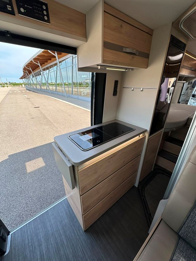 9 Guglielmi camper usati - Dethleffs Globetrail 640 ER-cucina laterale in linea (chiusa)