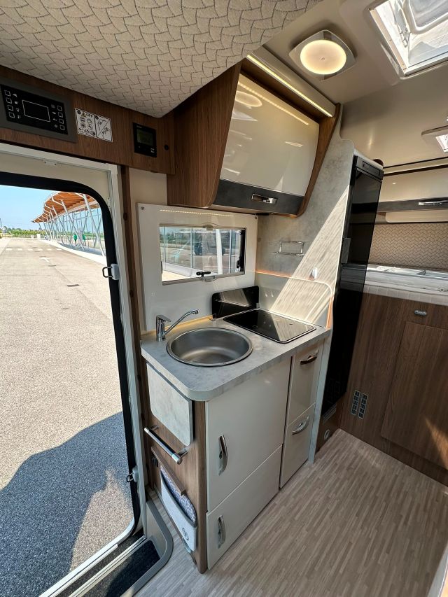 9 Guglielmi camper usati - Elnagh Baron 531-cucina laterale in linea (chiusa)