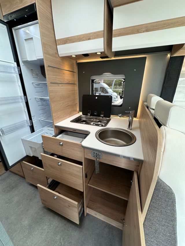 10 Guglielmi camper nuovi - Dethleffs Just Camp 6812 EB-cucina laterale ad 'L' (aperta)