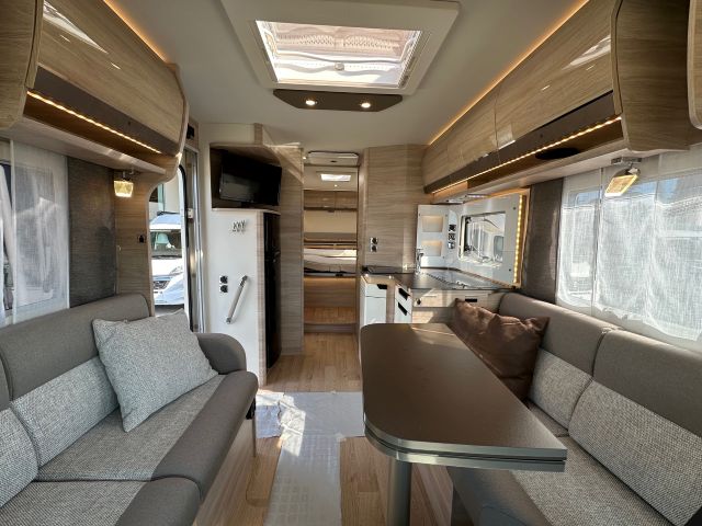 10 Guglielmi camper usati - Rapido 896 F-dinette, cucina e letto nautico