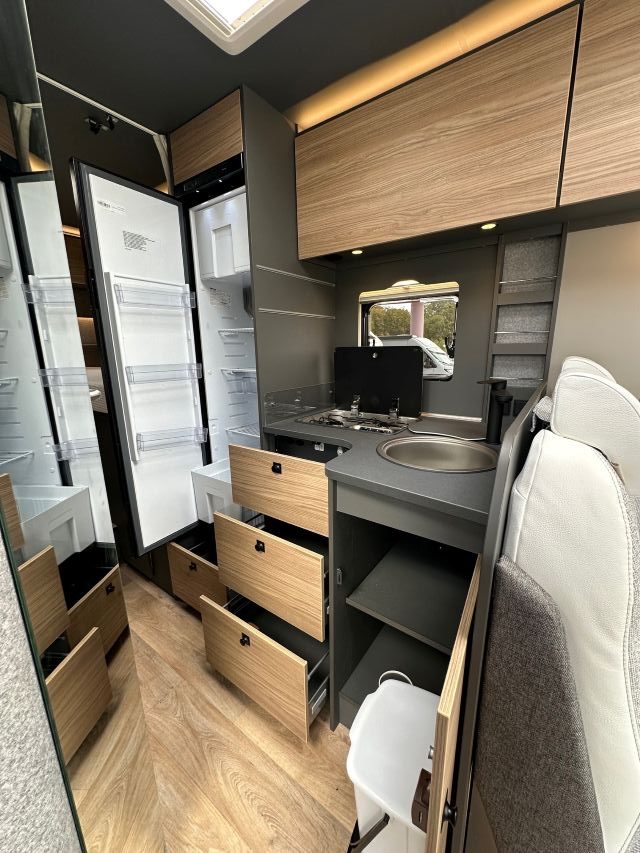 11 Guglielmi camper nuovi - Dethleffs Trend I 6817 EB-cucina laterale ad 'L' (aperta)