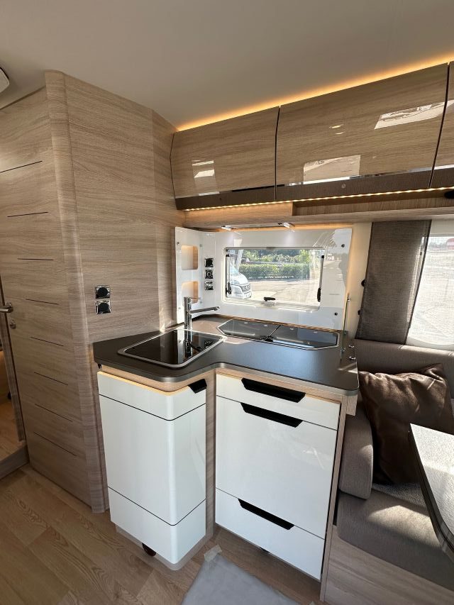 11 Guglielmi camper usati - Rapido 896 F-cucina laterale ad 'L' (chiusa)