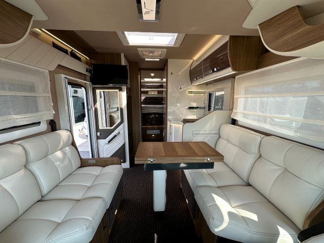12 Guglielmi camper usati - Mobilvetta K-yacht Tekno Line 90-dinette, cucina e letto nautico