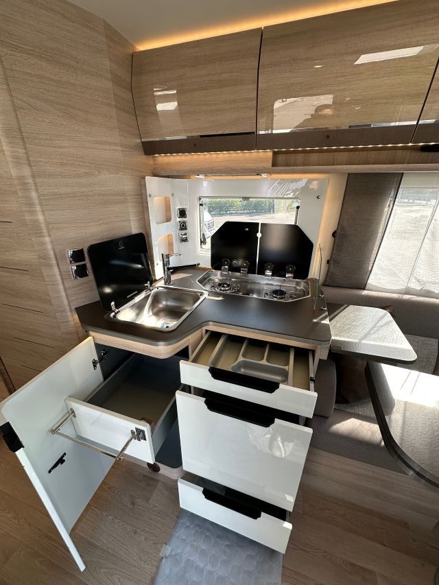 12 Guglielmi camper usati - Rapido 896 F-cucina laterale ad 'L' (aperta)