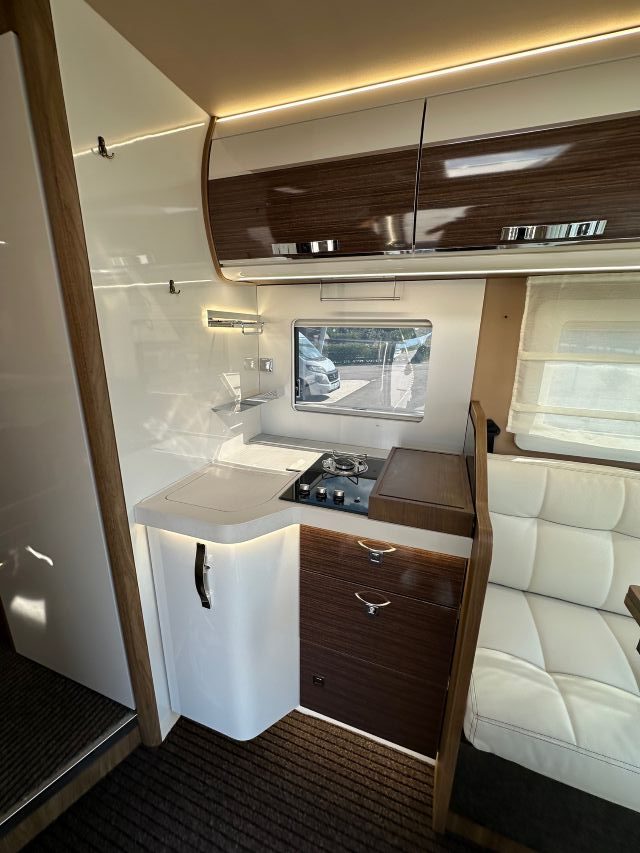 13 Guglielmi camper usati - Mobilvetta K-yacht Tekno Line 90-cucina ad 'L' (chiusa)