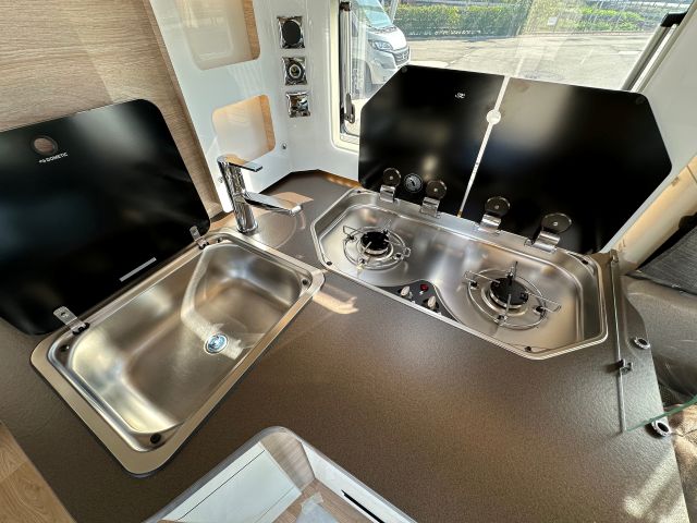 13 Guglielmi camper usati - Rapido 896 F-piano cottura