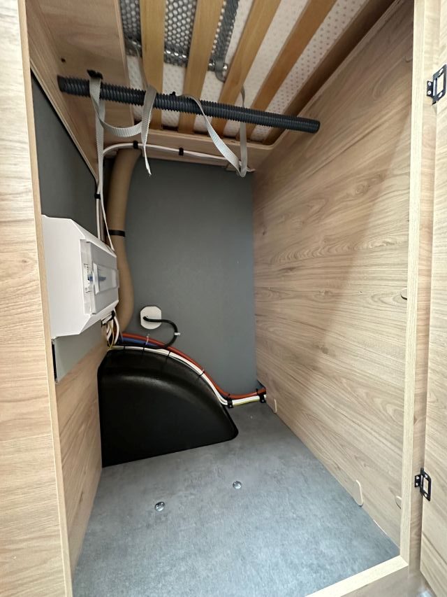 14 Guglielmi camper nuovi - Dethleffs Just Camp 6812 EB-vano sotto letto lato passeggero