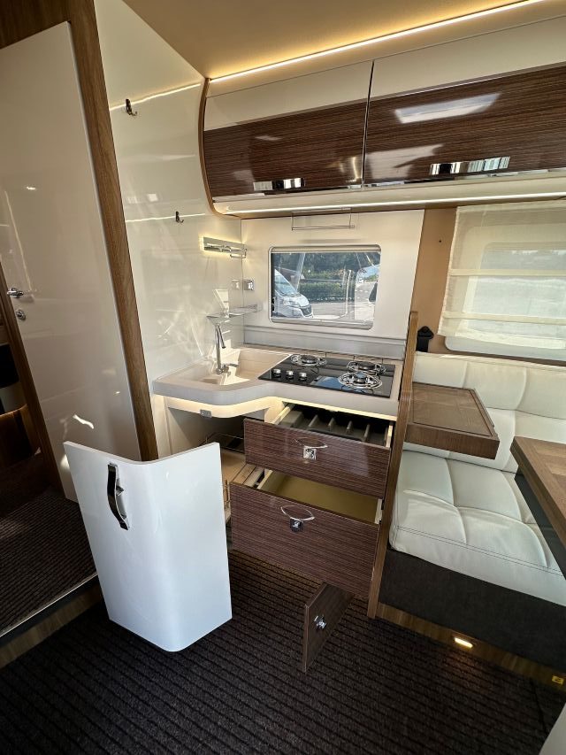 14 Guglielmi camper usati - Mobilvetta K-yacht Tekno Line 90-cucina ad 'L' (aperta)