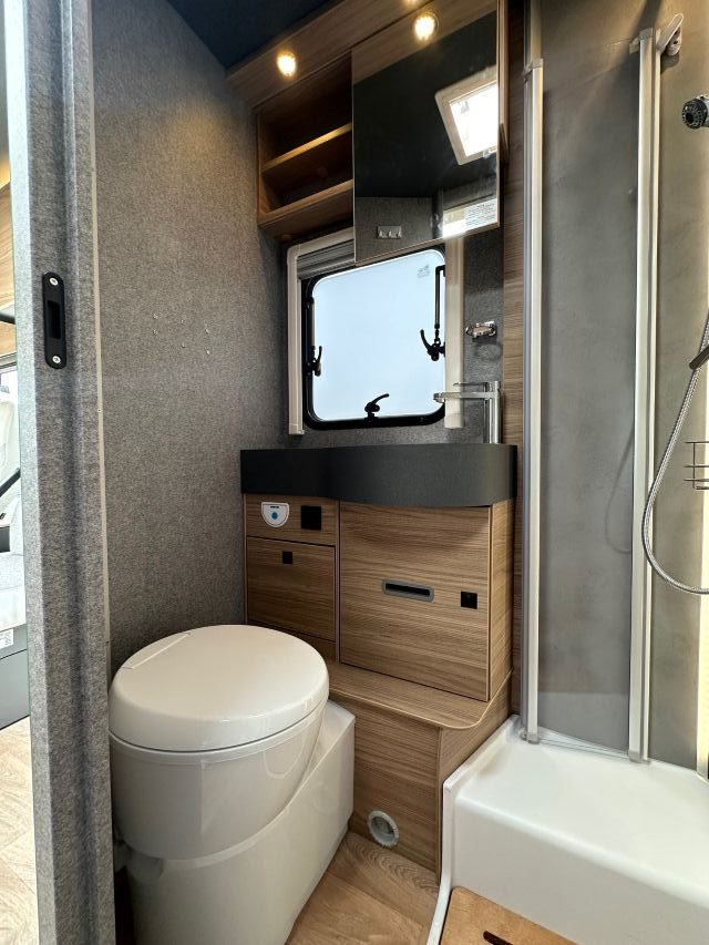 18 Guglielmi camper nuovi - Dethleffs Trend I 6817 EB-wc e lavello