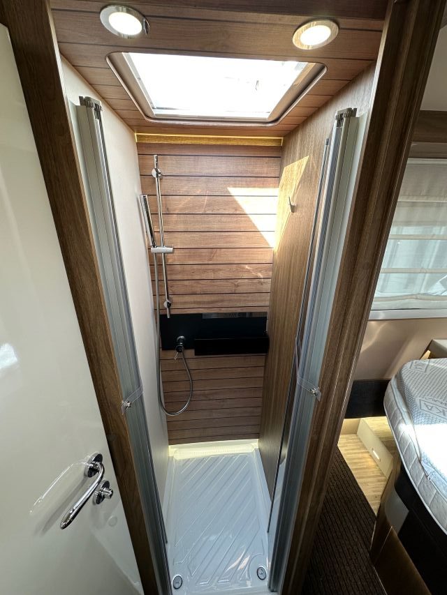 21 Guglielmi camper usati - Mobilvetta K-yacht Tekno Line 90-doccia