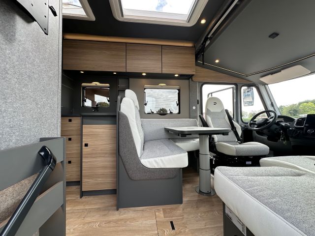 5 Guglielmi camper nuovi - Dethleffs Trend I 6817 EB-dinette1