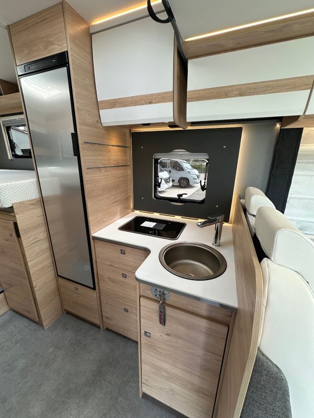 9 Guglielmi camper nuovi - Dethleffs Just Camp 6812 EB-cucina laterale ad 'L' (chiusa)