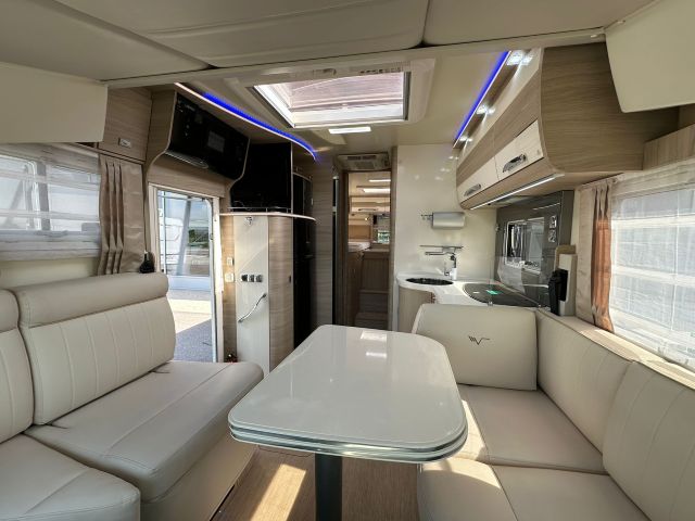 10 Guglielmi camper usati - Mobilvetta K-Yacht Tekno Line 86-dinette, cucina e letti gemelli