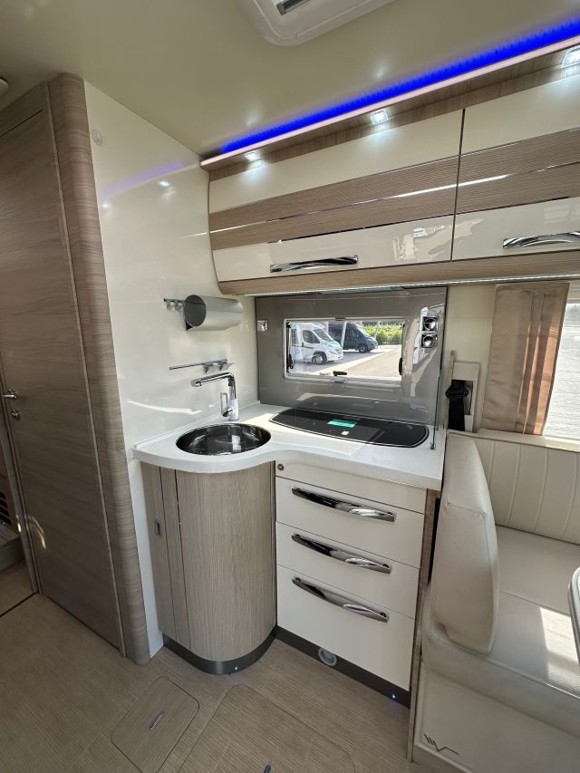 11 Guglielmi camper usati - Mobilvetta K-Yacht Tekno Line 86-cucina laterale ad 'L' (chiusa)