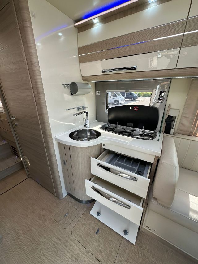 12 Guglielmi camper usati - Mobilvetta K-Yacht Tekno Line 86-cucina laterale ad 'L' (aperta)