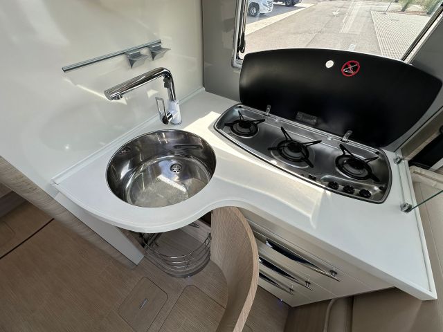 13 Guglielmi camper usati - Mobilvetta K-Yacht Tekno Line 86-piano cottura